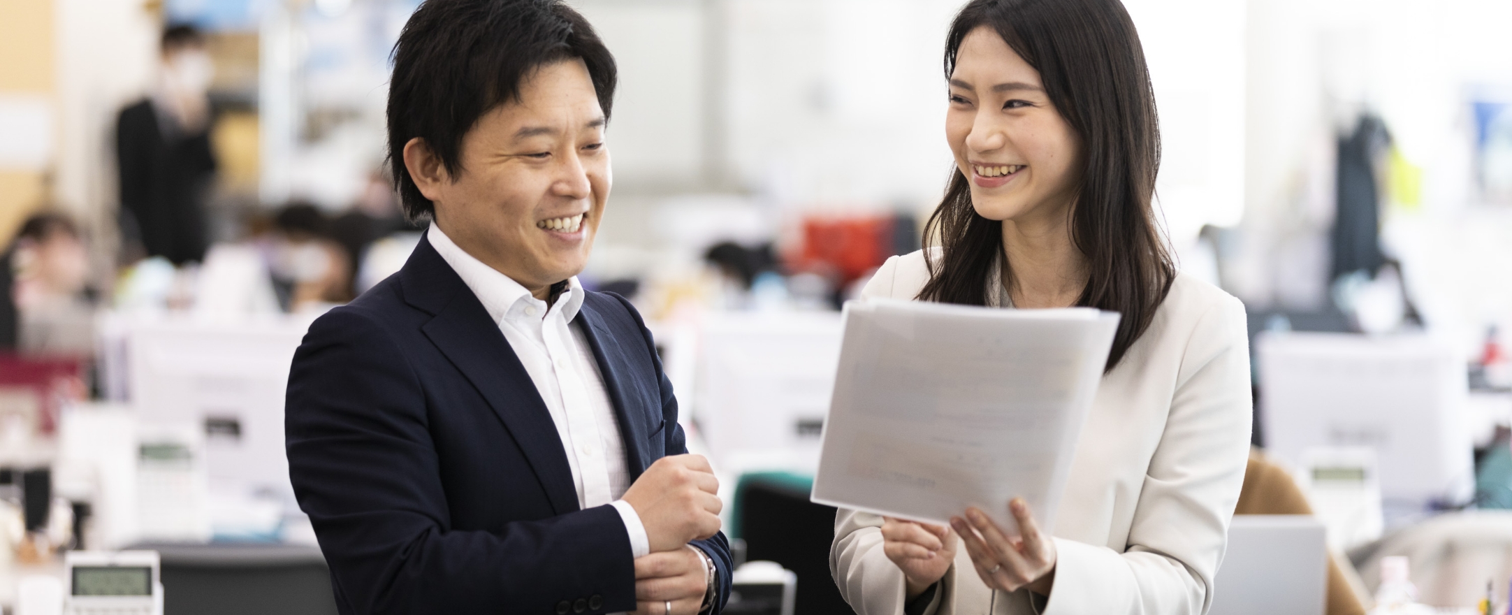 レポートを確認する社員