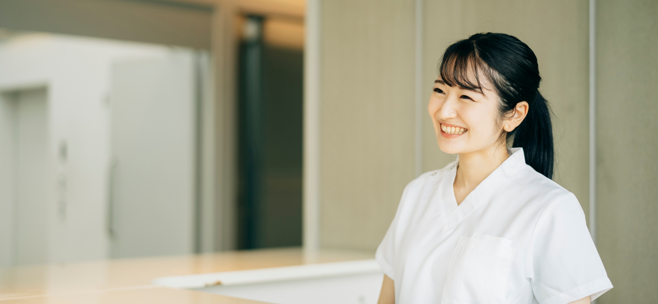 笑顔の医療事務の女性