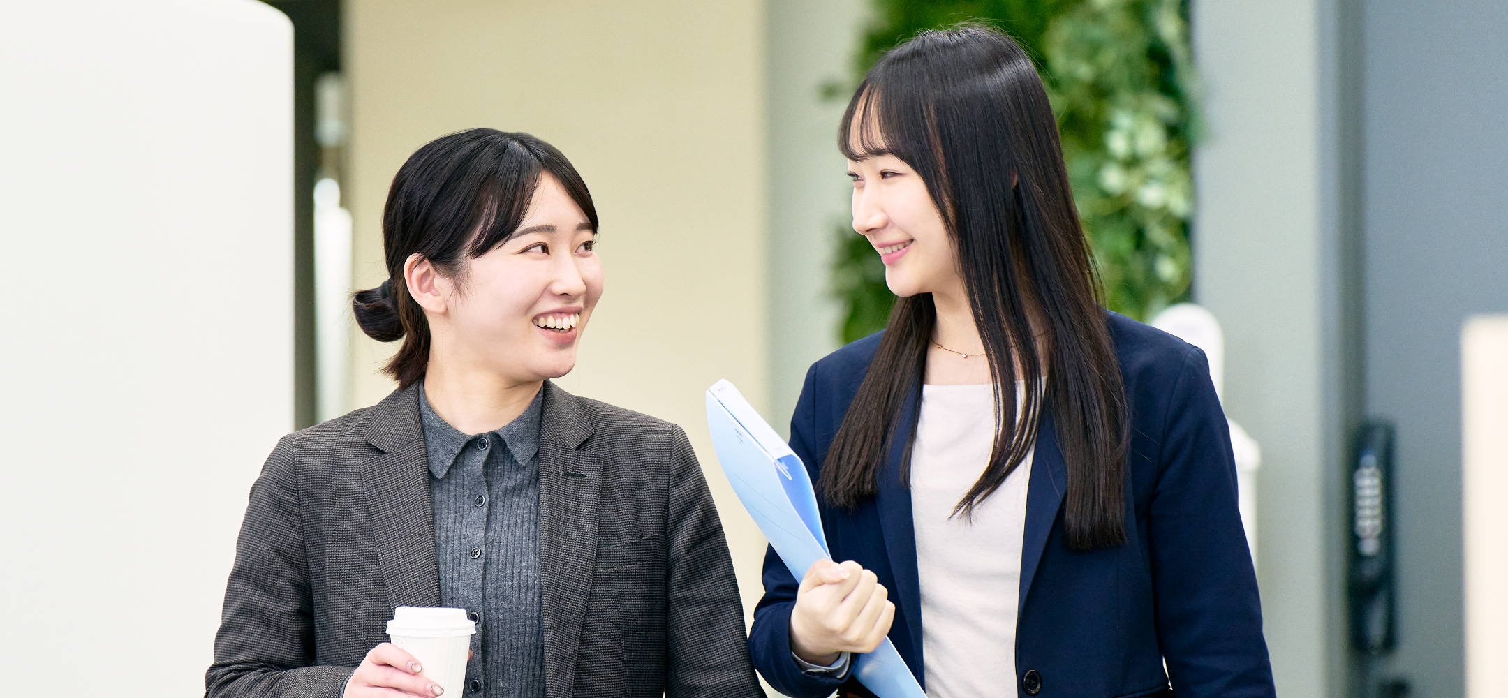 微笑み合う2人の女性