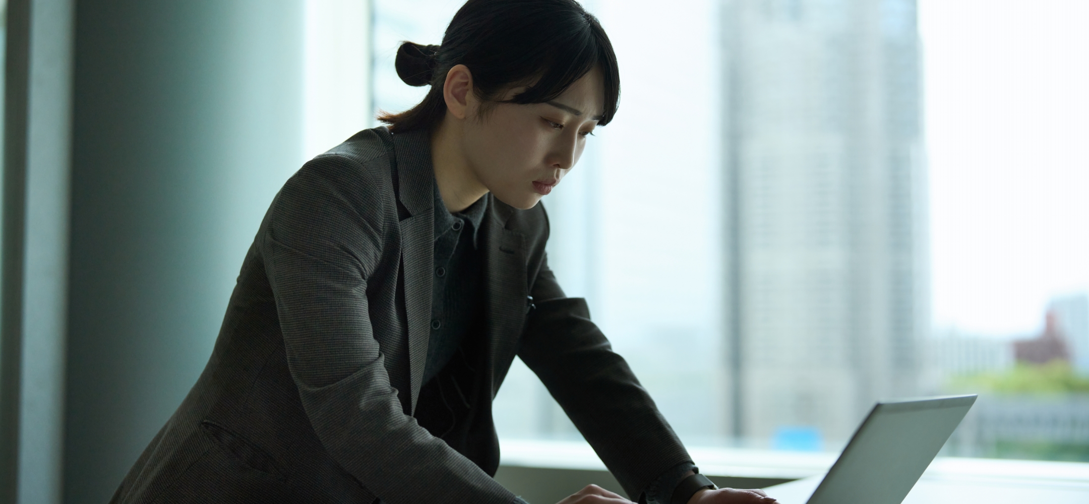 真剣に仕事する女性
