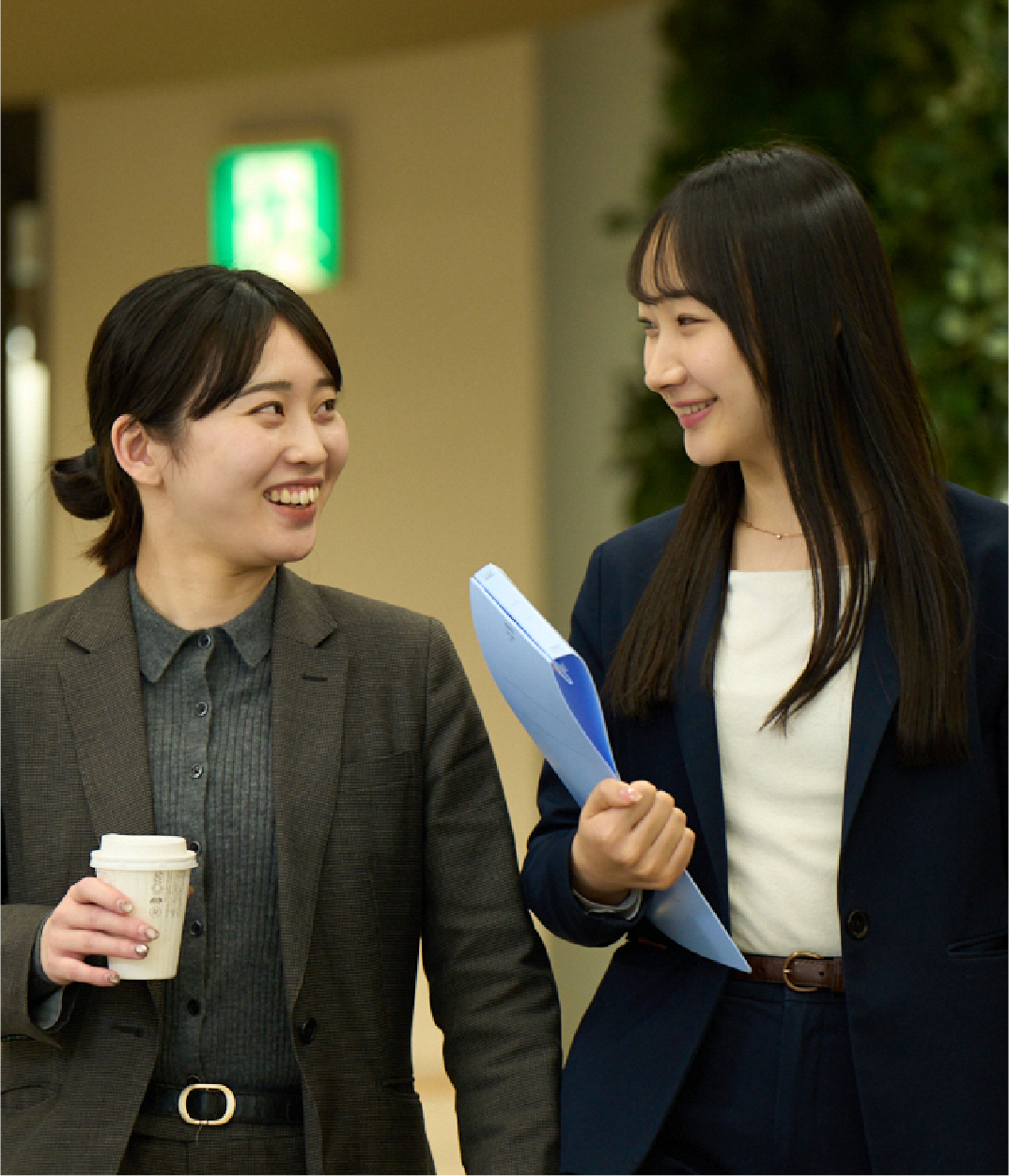 会話する2人の社員