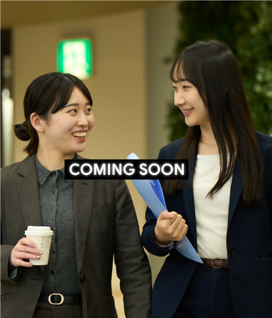 会話する2人の社員