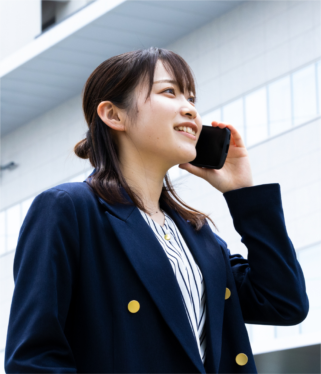 スマートホンで話す女性社員