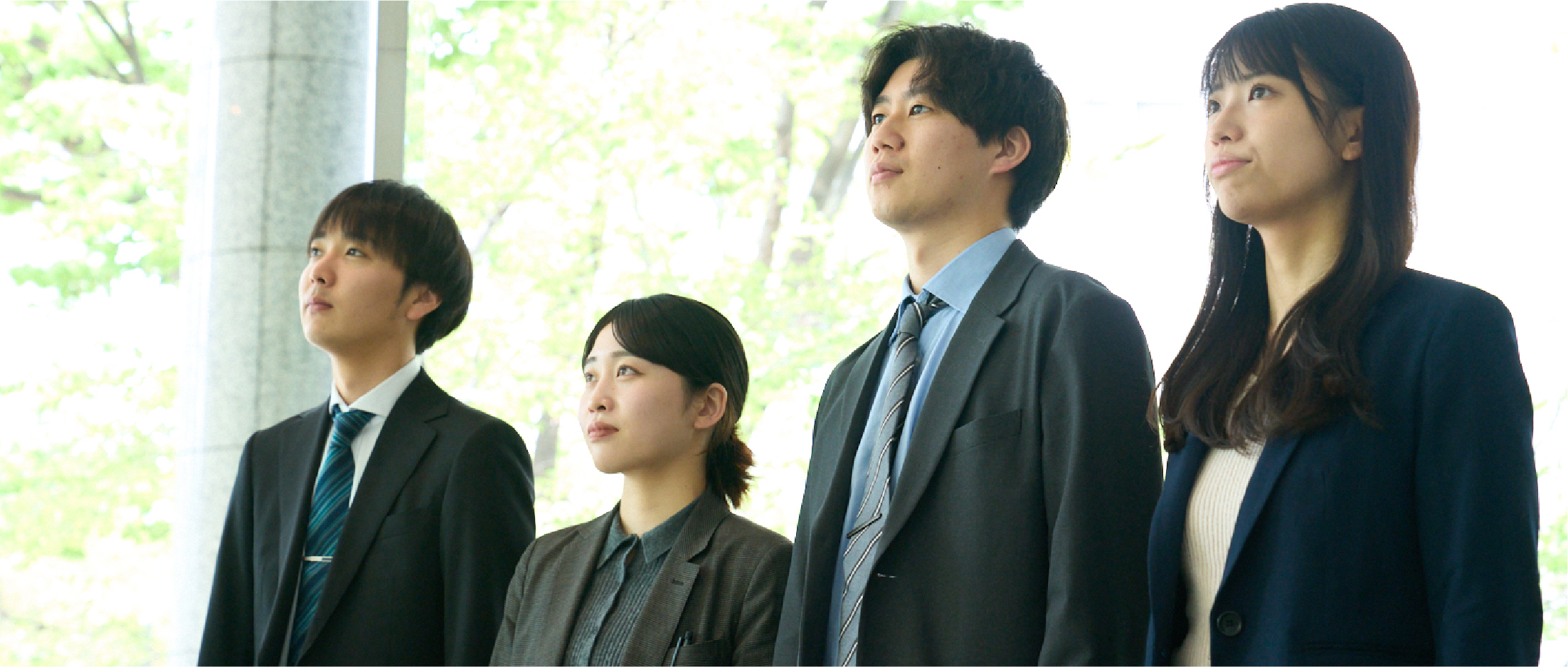 同じ方向を見る4人の社員