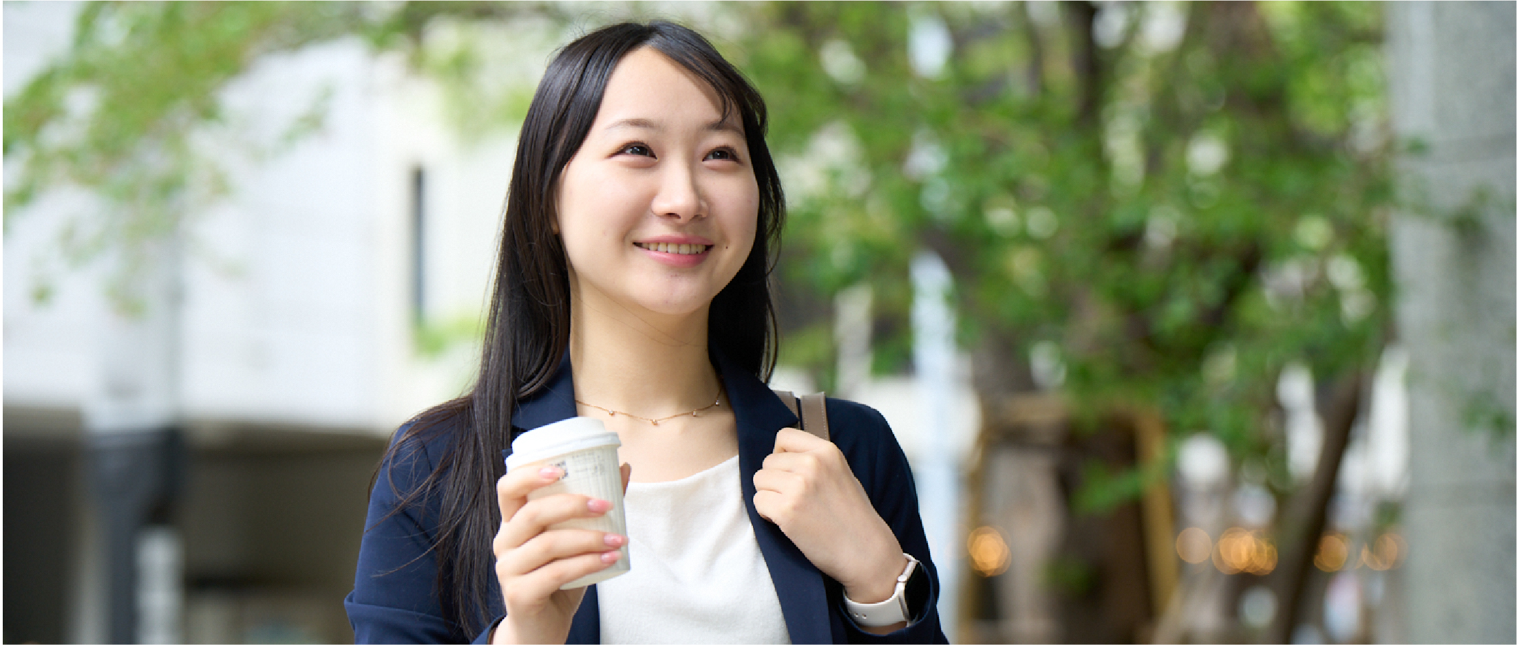 コーヒを持って微笑む女性社員
