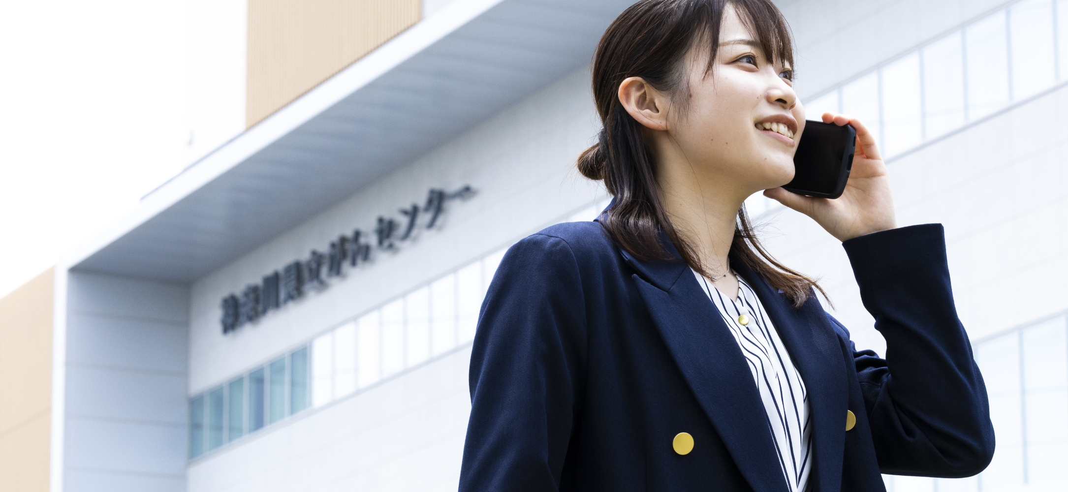 スマホで電話をする女性