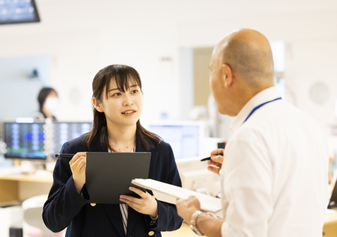 打ち合わせをする社員