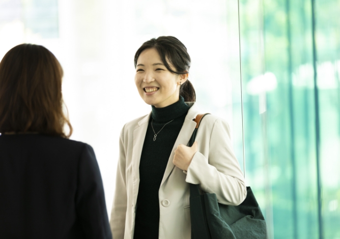 会話をする社員